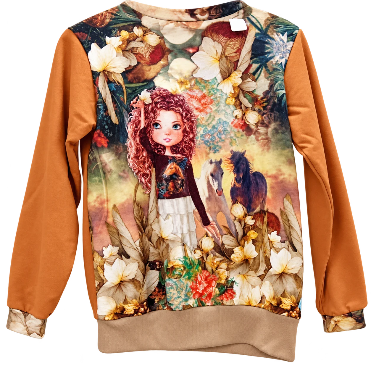 Sweat-shirt à manches orange dont le dos est imprimé d'une illustration d'une fillette aux cheveux roux bouclés entourée de chevaux et de grandes fleurs blanches.